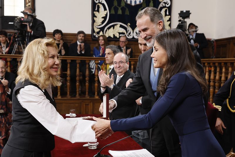 Los reyes entregan el galardón a Cecilia Roth en nombre de Cristina Peri Rossi