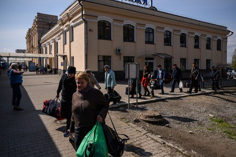 Desplazados internos se preparan para subir a un tren de evacuación con destino a Leópolis, al día siguiente de llegar como parte de un convoy humanitario procedente de la ciudad sitiada de Mariúpol, en una estación de ferrocarril de la ciudad sureña