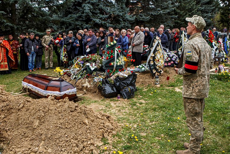 Un grupo de personas asiste al funeral de Yevhen Kuklyshyn, muerto durante la invasión rusa de Ucrania, en Uzhhorod.