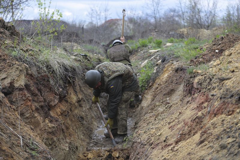 Militares ucranianos se posicionan para esperar el ataque de las tropas rusas cerca de la pequeña ciudad de Horlivka, de la región de Donetsk.