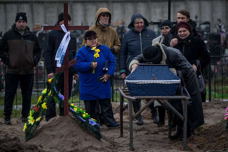 Familiares entierran a una persona en el cementerio de Bucha