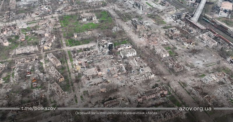 Vista aérea de edificios derrumbados en la ciudad portuaria de Mariúpol. 