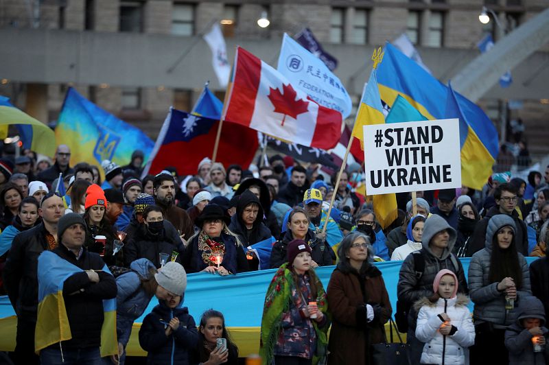 Ciudadanos asisten a una vigilia con velas por Ucrania en Toronto, Canadá