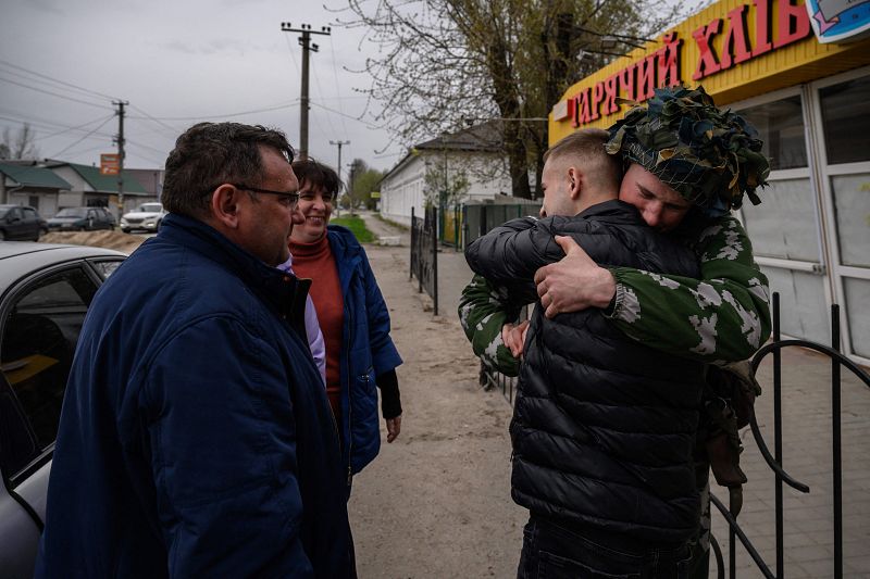 Un soldado se despide de su familia, en medio del sonido de los bombardeos en el pueblo de Orikhiv, al sur de Zaporiyia.