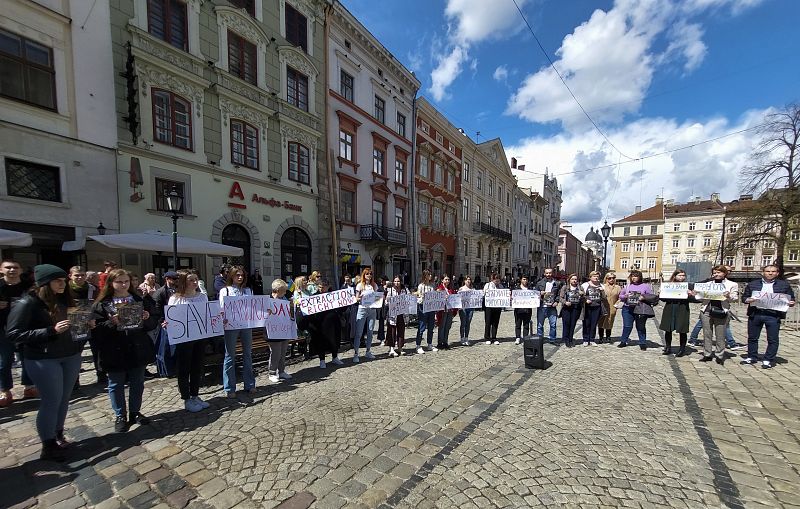 Manifestantes piden desbloquear Mariúpol