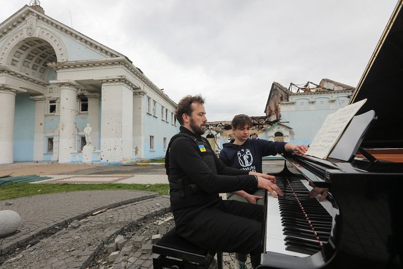 Música en Irpin tras el paso de las bombas