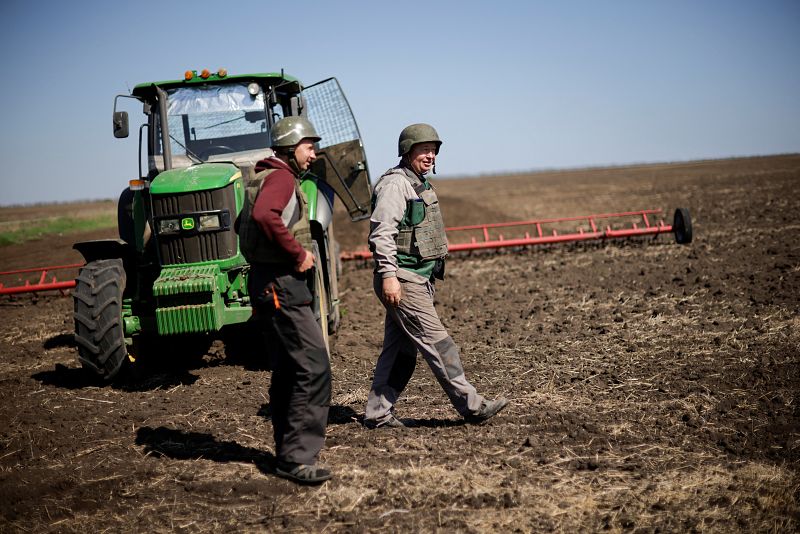 Agricultores ucranianos usan chalecos antibalas para arar campos