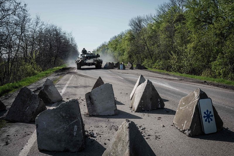 Un tanque ucraniano circula cerca de Sloviansk