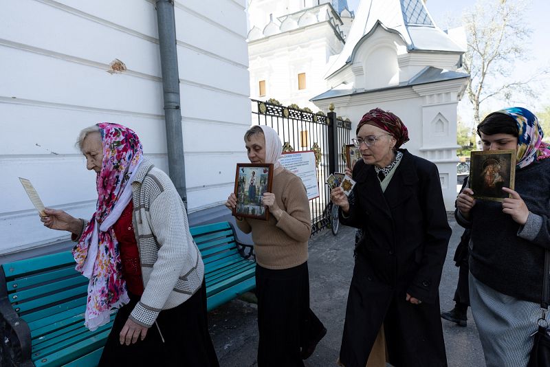 Un grupo de mujeres reza en Sviatohirsk