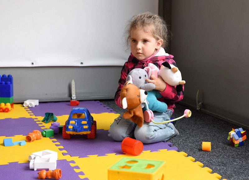 Una niña juega en una tienda de campaña instalada por la agencia infantil de la ONU, UNICEF, en la ciudad ucraniana de Leópolis.  