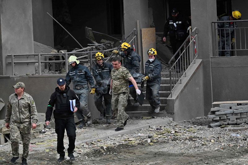 Los equipos de rescate ucranianos sacan un cuerpo de un edificio dañado tras los ataques rusos en Kiev.