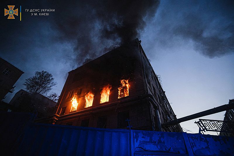 Imágenes del incendio de un edificio en Kiev provocado por un ataque con misiles. 
