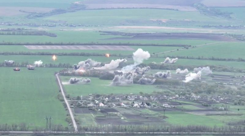 Captura de un vídeo en redes sociales donde se muestran explosiones en un pueblo cercano a Izyum, Ucrania.