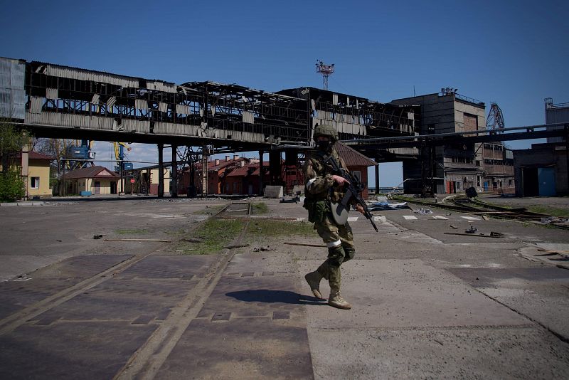 Un militar ruso patrulla en el puerto de Mariúpol. en medio de la actual acción militar rusa en Ucrania.