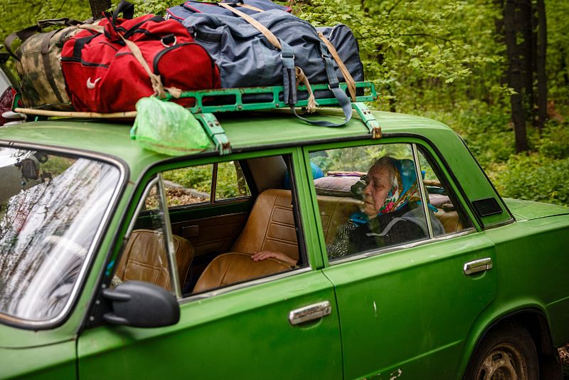 Una mujer, que huyó del pueblo de Ruska Lozova, se sienta en un coche en el punto de evacuación en Járkov, en el este de Ucrania.