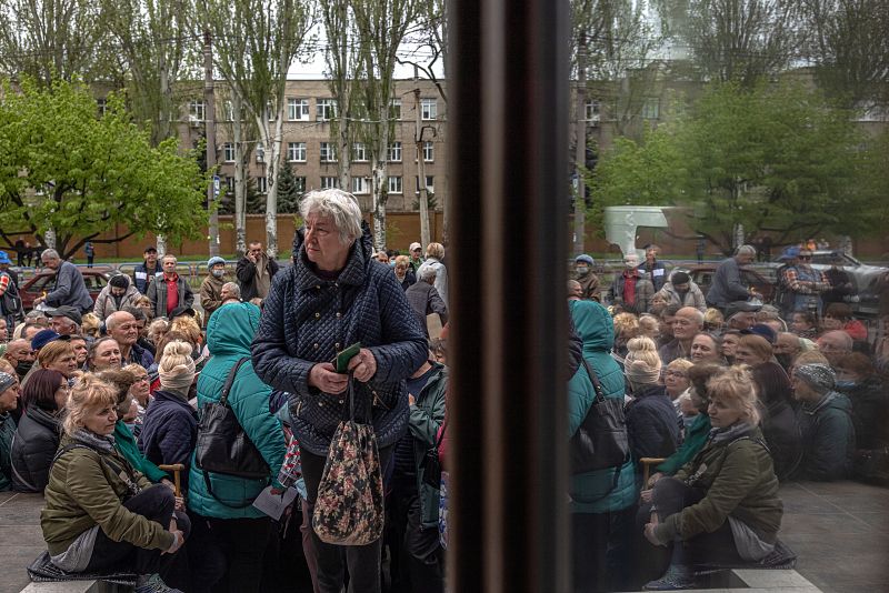 Los residentes esperan ayuda humanitaria, en Zaporiyia, Ucrania