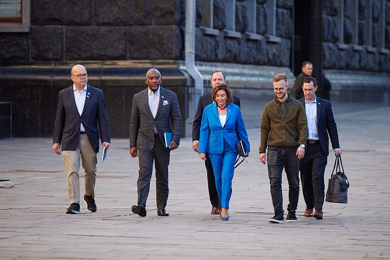 La Cámara de Representantes de los Estados Unidos, Nancy Pelosi (C), con el presidente ucraniano, Volodímir Zelenski, en Kiev.