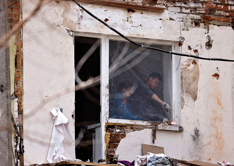 ChernihiVoluntarios reparan una ventana en la casa destruida por los bombardeos en Chernihiv, Ucrania 