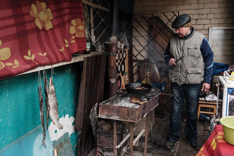 Un hombre prepara comida en Sviatohirsk, en el este de Ucrania. 