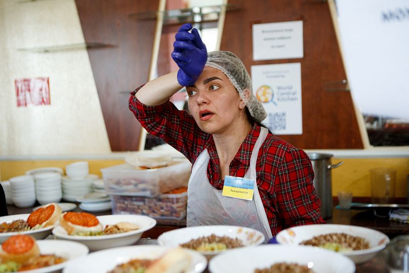 Una voluntaria del Batallón Gastronómico de Transcarpacia prepara comidas para los refugiados que llegan en medio de la invasión rusa a Uzhhorod, al oeste de Ucrania.