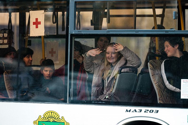 Las personas evacuadas de la planta Azovstal de Mariupol llegan en autobuses a una zona de registro y procesamiento de desplazados internos en Zaporiyia.