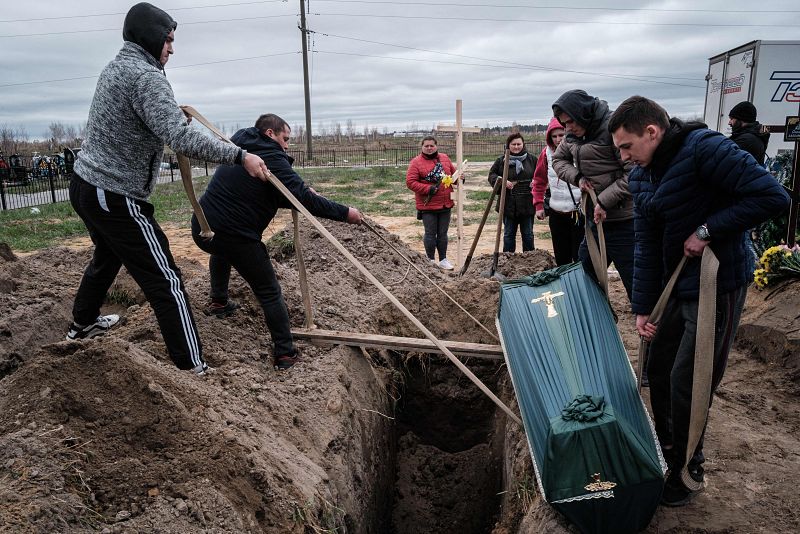 Oleksandr Smagliuk, de 21 años, ayuda a enterrar el féretro de su pariente Mijailo Romaniuk, asesinado a tiros cuando iban juntos en bicicleta en la calle Yablunska de Bucha.