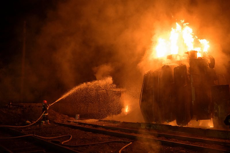 Los bomberos trabajan en el lugar de una subestación eléctrica afectada por un ataque con misiles en Leópolis.