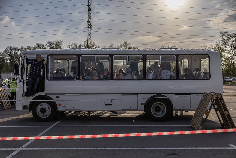 Personas evacuadas de la ciudad de Tokmak, ocupada por Rusia, llegan en un autobús al punto de evacuación en Zaporiyia