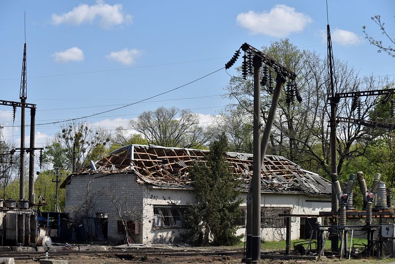 Vista general de los daños causados en una subestación eléctrica tras un ataque militar, mientras continúa el ataque de Rusia a Ucrania, en Leópolis, al oeste del país.