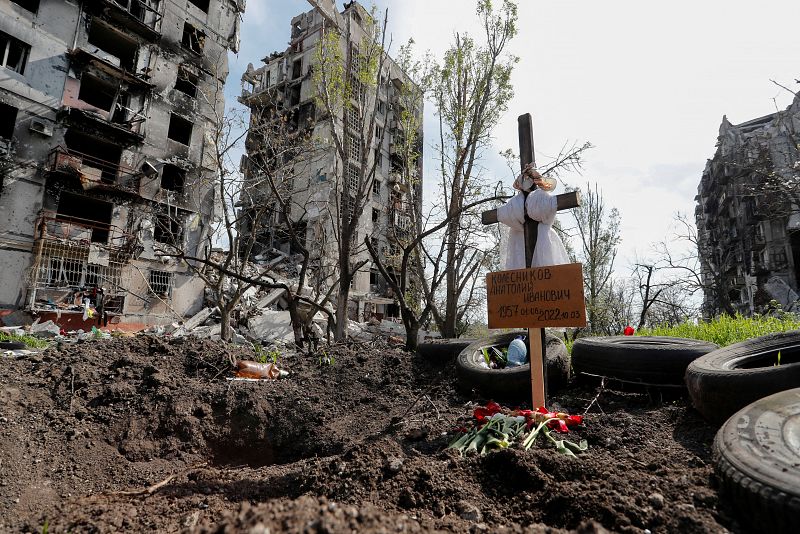 Esta imagen muestra la tumba de un civil muerto durante el conflicto entre Ucrania y Rusia en la ciudad portuaria de Mariúpol, al sur del país.