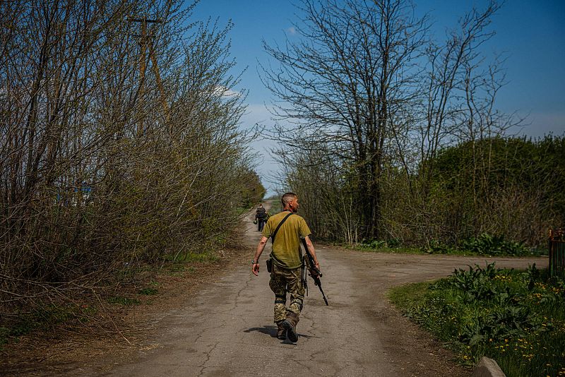 Miembros de las Fuerzas de Defensa Territorial de Ucrania se dirigen a su posición cerca de Pokrovske, en el este de Ucrania.