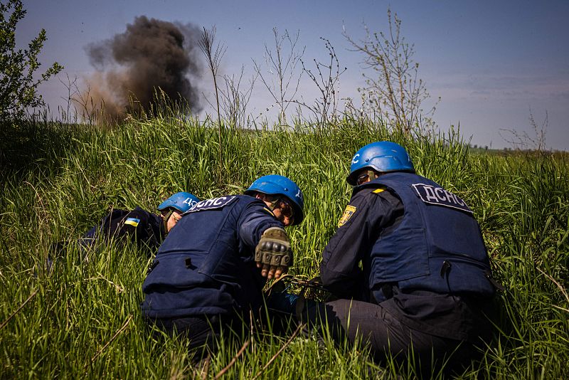 Dos personas desactivan minas cerca de Zaporiyia