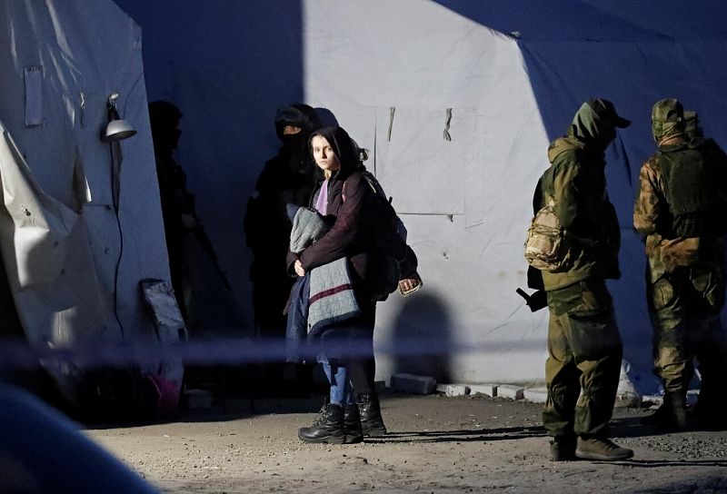 Una mujer llega a la carpa habilitada en Zaporiyia para los refugiados