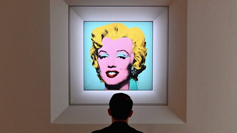 Un hombre mira 'Shot Sage Blue Marilyn' de Andy Warhol durante la vista previa de prensa de Christie's 20th y 21st Century Art en Christie's New York en la ciudad de Nueva York, EE.UU.