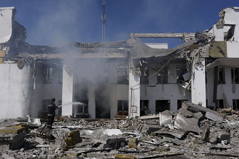 Un bombero trabaja en la extinción de un incendio después del bombardeo ruso sobre la Casa de la Cultura en Derhachi, cerca de Járkov.