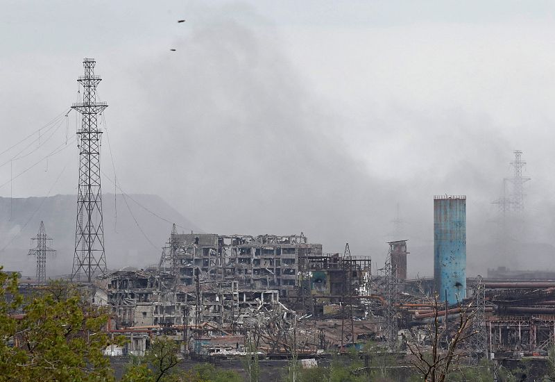 Una vista muestra las instalaciones destruidas de la siderúrgica Azovstal durante el conflicto que se mantiene entre Ucrania y Rusia en la ciudad portuaria del sur de Mariúpol