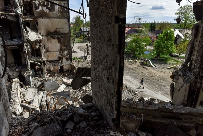 Vista desde el interior de un edificio de apartamentos destruido por un ataque aéreo, en Borodyanka, en las afueras de Kiev.