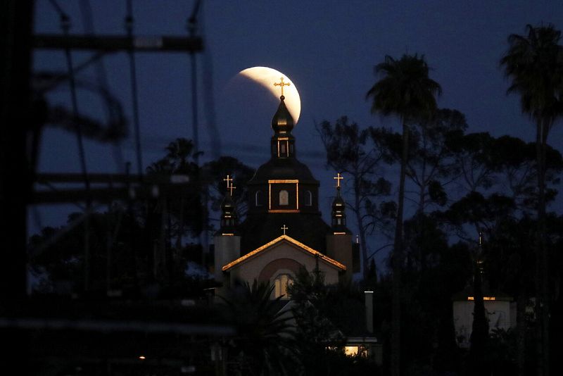 La Iglesia Ortodoxa Ucraniana de San Andrés se ve mientras la luna se mueve a través de la sombra de la tierra durante un eclipse lunar de "luna de sangre", en Los Ángeles, California, EE. UU.