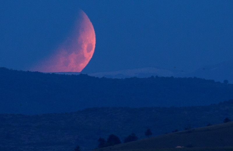 La luna se ve durante el eclipse lunar en Skopje, Macedonia del Norte.