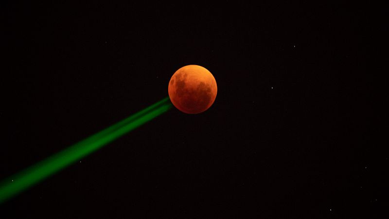 La "luna de sangre", vista desde la capital de Chile.