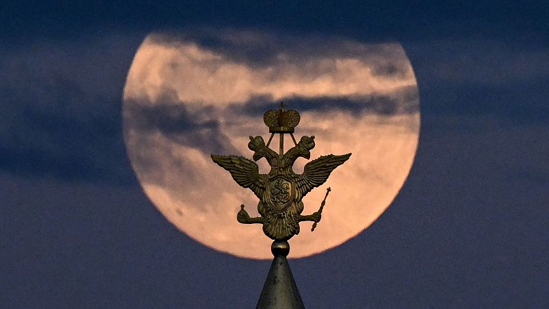 La luna llena, en lo alto de un edificio en la Plaza Roja, en el centro de Moscú.