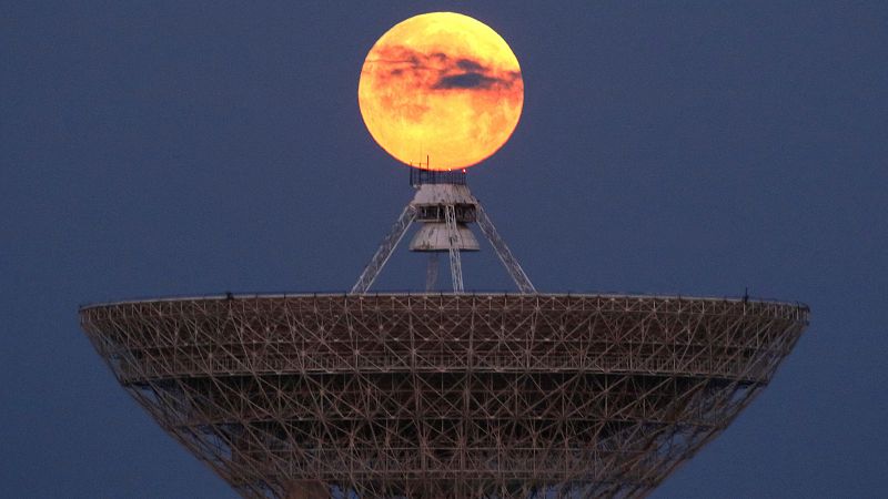 La luna, vista sobre el radiotelescopio  RT-70, en la localidad de Molochnoye, en Crimea.