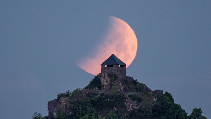 El eclipse de luna, sobre el castillo de Salgó, en Hungría.