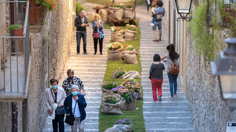 Els visitants gaudeixen de la mostra floral Temps de Flors