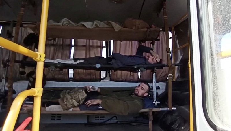 Heridos de Azovstal en un autobús