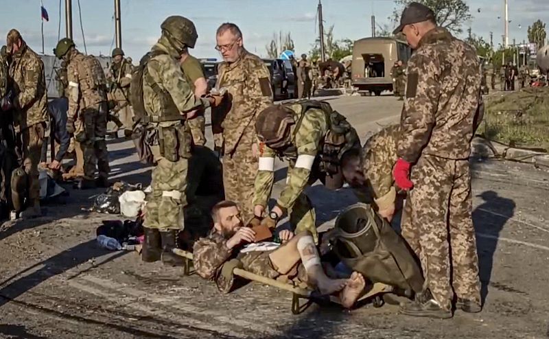 Militares evacuados de Azovstal