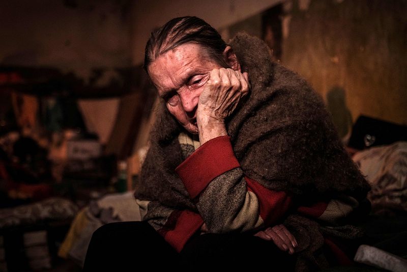 Klaudia Pushnir, de 88 años, se refugia en el sótano de un apartamento durante las continuas explosiones de proyectiles de mortero en Severodonetsk.