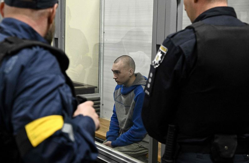 El soldado ruso Vadim Shishimarin se sienta en el banquillo de los acusados en la apertura de su juicio por crímenes de guerra por haber matado a un civil, en el tribunal del distrito de Solomyansky en Kiev, donde ha confesado su crimen.
