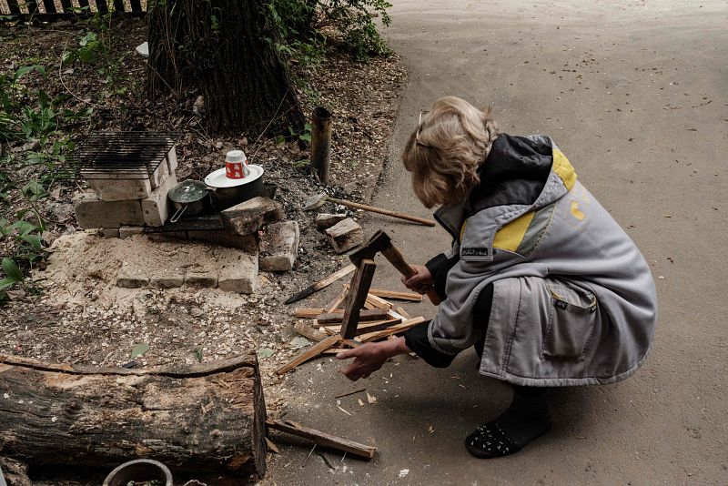 Tamara Nesterenko, de 55 años, prepara leña para cocinar en el sótano de un apartamento en Severodonetsk