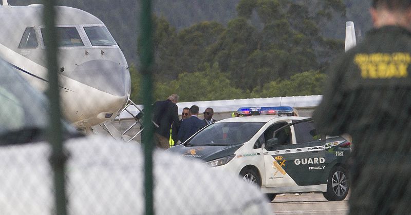 El rey Juan Carlos I llega al aeropuerto vigués de Peinador en un avión privado